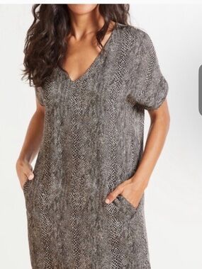Evereve Black and Gray V-Neck Snake Print Midi Dress